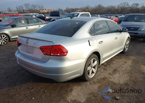 2013 Volkswagen Passat 2.5L Se z USA, uszkodzony, nr VIN 1VWBH7A34DC021082